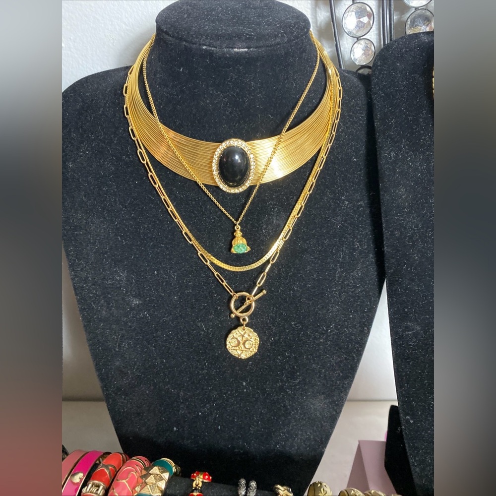 Vintage Jewelry Gold Plated, & Enamel Lot - Picture 5 of 16